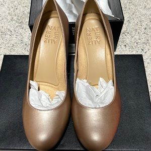 NWOT Naturalizer, iridescent/pearl, bronze-colored heels